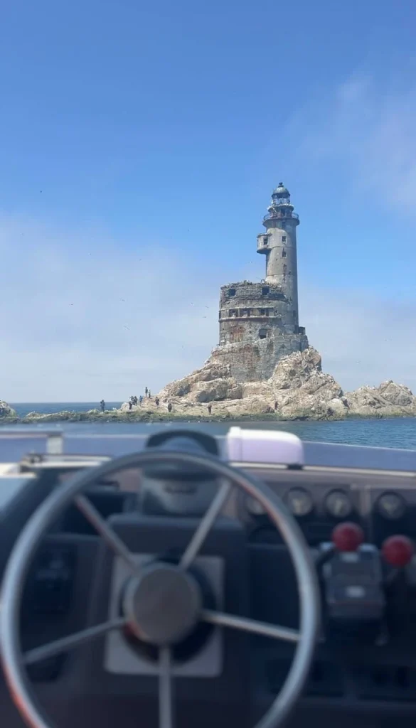 Морская рыбалка на катере и экскурсия на маяк Анива
